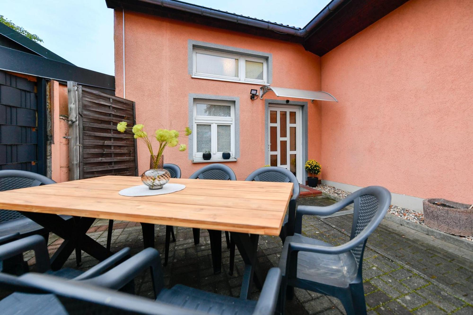 Grosses Spree Apartment, 3 Schlafzimmer Bis 10 Personen, 4x Kfz Parkplatz, Terrasse, Waschtrockner, Wlan, Netflix Appartement Cottbus